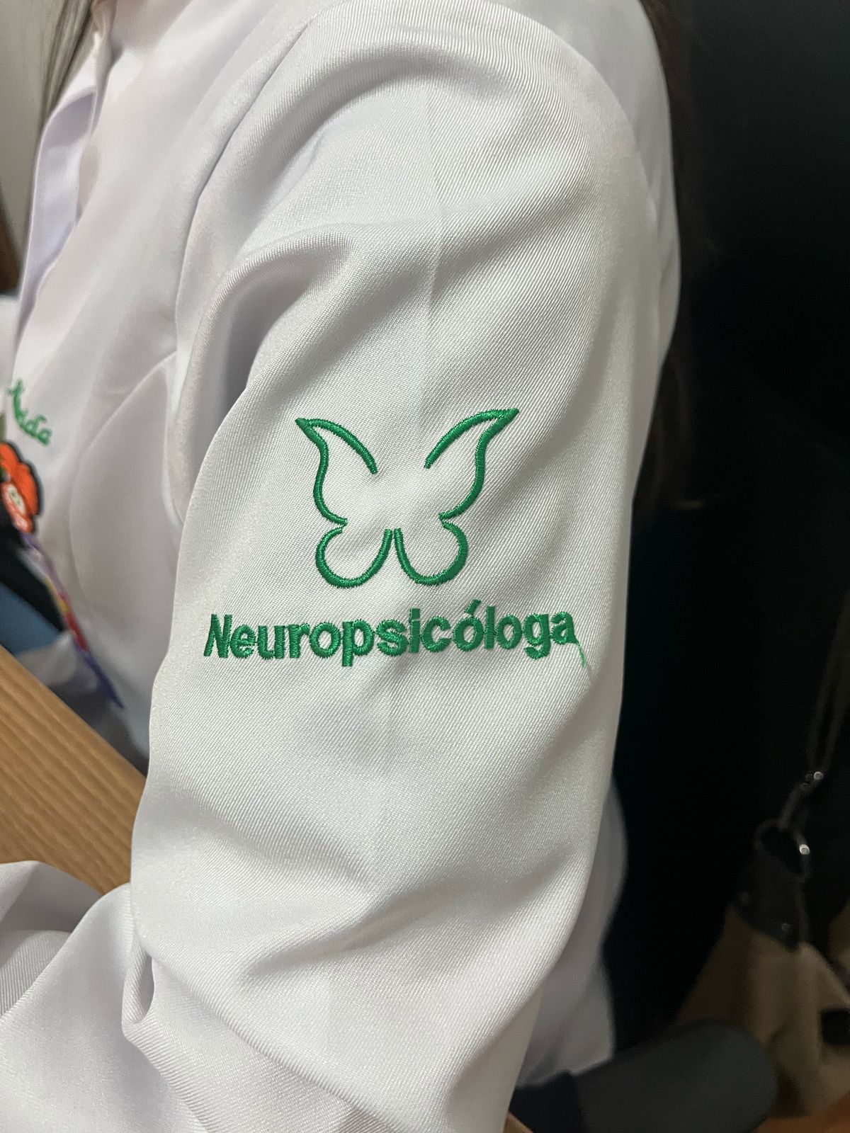 Símbolo da psicologia no jaleco de Cíntia Almeida